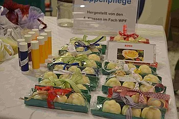 Naturkosmetik und Kuchenbuffet
