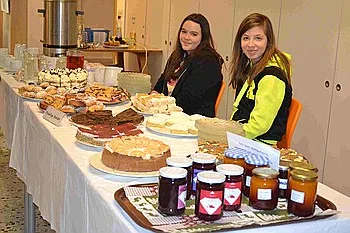 Naturkosmetik und Kuchenbuffet