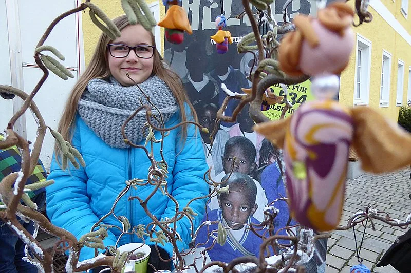 Kinder basteln für Kinder in Tansania