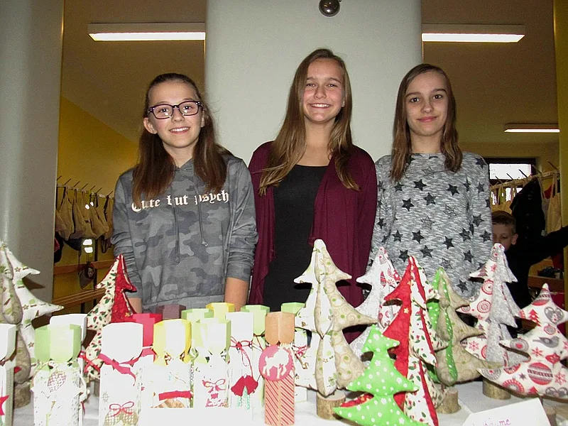 Weihnachtsmarkt 2C-Schülerinnen