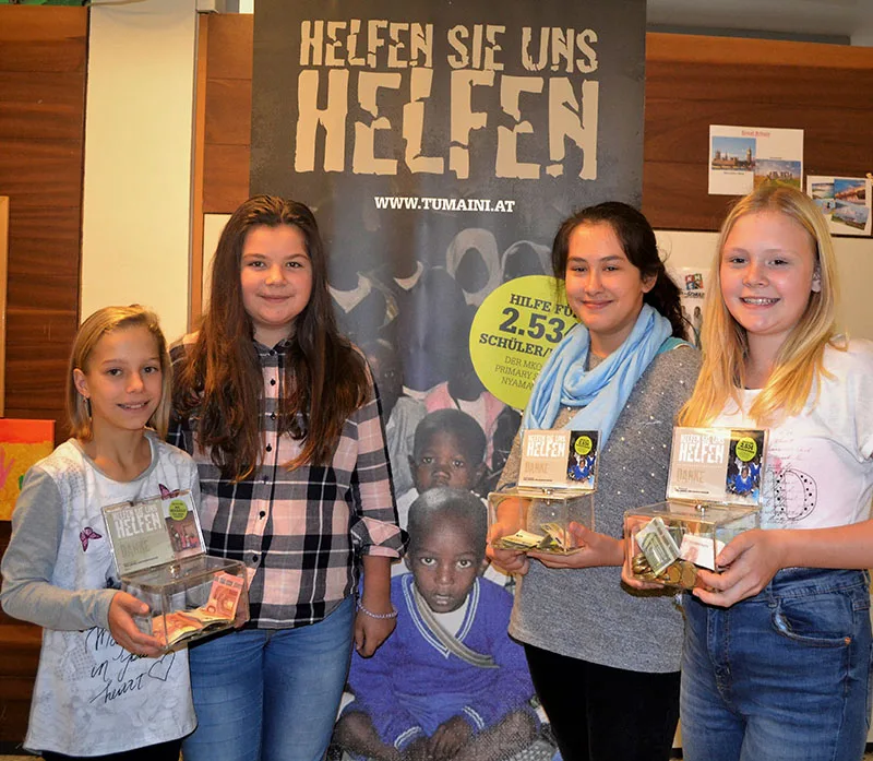 Schülerinnen helfen