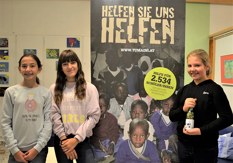 Schülerinnen helfen