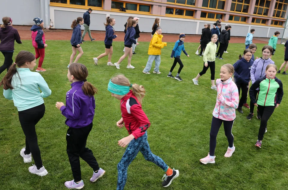 Spendenlauf ermöglicht Trinkwasserprojekt in Tansania – Bild 1 von 15