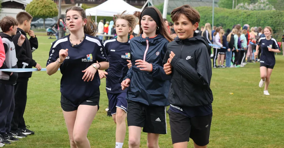 Spendenlauf ermöglicht Trinkwasserprojekt in Tansania – Bild 9 von 15