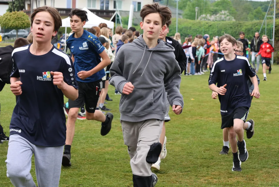 Spendenlauf ermöglicht Trinkwasserprojekt in Tansania – Bild 8 von 15