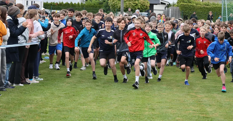 Spendenlauf ermöglicht Trinkwasserprojekt in Tansania – Bild 2 von 15