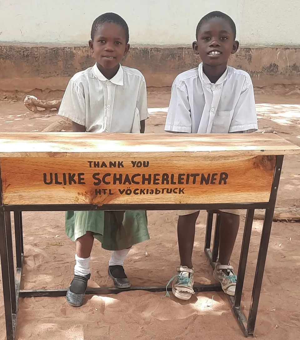 HTL spendet Schultische und Schulbücher – Bild 3 von 24