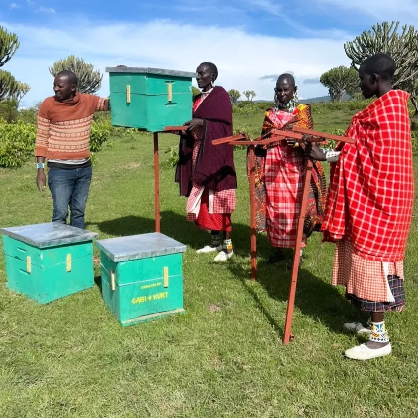 Neue Bienenkästen für die Maasai