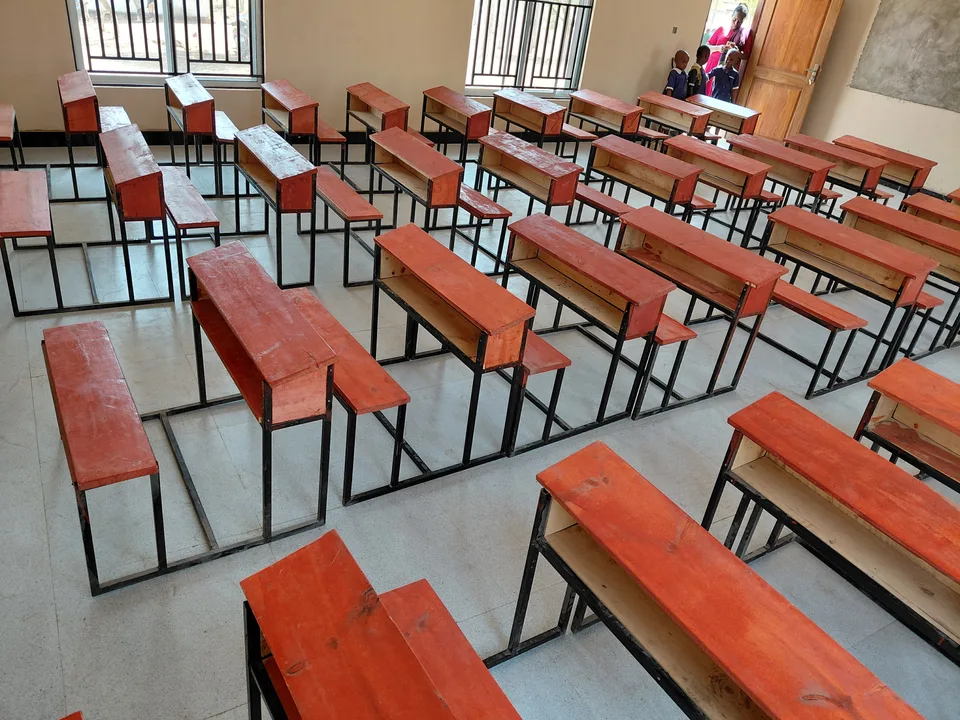 37 Schulbänke für die Nursery Class in Ngeleka – Bild 2 von 18